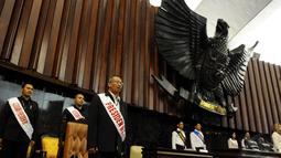 Di panggung pimpinan, sudah bersiap jajaran Pimpinan Sementara DPR, di belakangnya ada Sekjen DPR, Sekjen MPR, Sekjen DPD‎ yang diperankan model peraga, Jakarta, (30/9/14). (Liputan6.com/Andrian M Tunay)