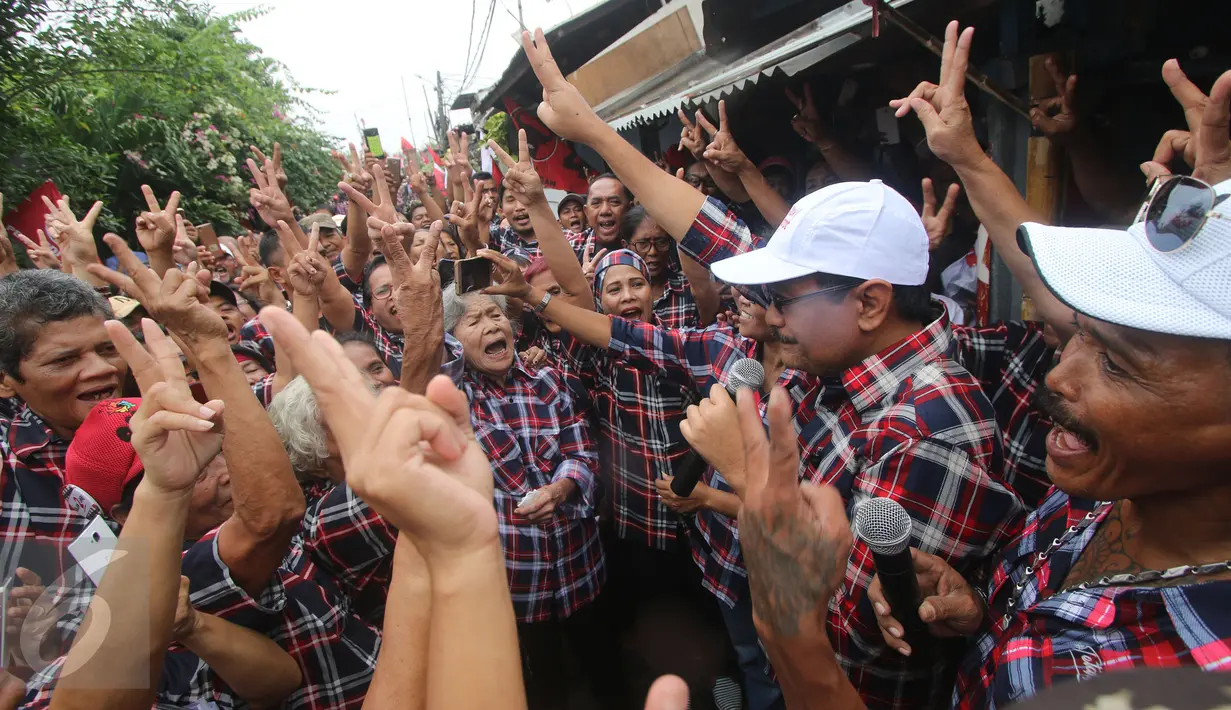 Cawagub DKI Jakarta nomer urut dua, Djarot Saiful Hidayat menyapa warga saat berkunjung ke Kampung Ambon, Cengkareng, Jakarta Barat, Kamis (2/2). Dalam kesempatan tersebut Djarot meminta kepada masyarakat untuk memerangi narkoba. (Liputan6.com)