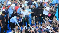 Calon wakil presiden nomor urut 2, Gibran Rakabuming Raka menghadiri acara jalan sehat bersama puluhan ribu masyarakat Sulawesi Selatan di Jalan Jendral Sudirman, Kota Makassar, Sabtu (25/11/2024). (Foto: Dokumentasi Gerindra).