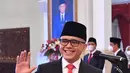 Menteri Pendayagunaan Aparatur Negara dan Reformasi Birokrasi (MenPAN RB) Abdullah Azwar Anas melambaikan tangannya saat pelantikan dirinya oleh Presiden Joko Widodo di Istana Negara, Jakarta, Rabu (7/9/2022). Jokowi melantik Abdullah Azwar Anas yang sebelumnya menjabat Kepala Lembaga Kebijakan Pengadaan Barang/Jasa Pemerintah (LKPP) sebagai MenPAN RB menggantikan Tjahjo Kumolo yang wafat. (FOTO: Rusman - Biro Pers Sekretariat Presiden)