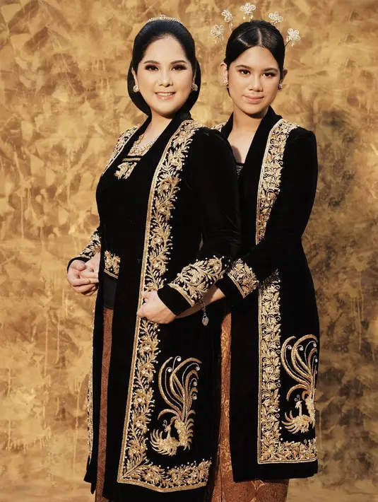 Annisa Pohan dan sang putri tampil mengenakan kebaya khas jawa warna hitam berbahan velvet yang memiliki detail bordiran keemasan. Credit: Instagram (@annisayudhoyono)