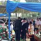 Suasana haru menyelimuti keluarga besar Kepala Staf Kepresidenan RI Moeldoko, di pemakaman sang istri, almarhumah Koesni Harningsih, di Taman Makam Pahlawan (TMP) Bahagia, Tangerang Selatan, Minggu siang (12/3/2023). (Dok. Liputan6.com/Pramita Tristiawati)