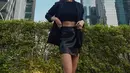 Gaya chic Aaliyah Massaid mengenakan outfit serba hitam. Crop top, dipadu dengan mini skirt kulit, dan ditumpuk pakai blazer yang semuanya berwarna hitam. [Foto: Instagram/aaliyah.massaid]