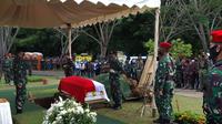 Panglima TNI Marsekal Hadi Tjahjanto memimpin upacara pemakaman secara militer mantan Panglima TNI Jenderal TNI (Purn) Djoko Santoso di San Diego Hills, Karawang, Jawa Barat, Minggu (10/5/2020). (Liputan6.com/Nur Habibie)