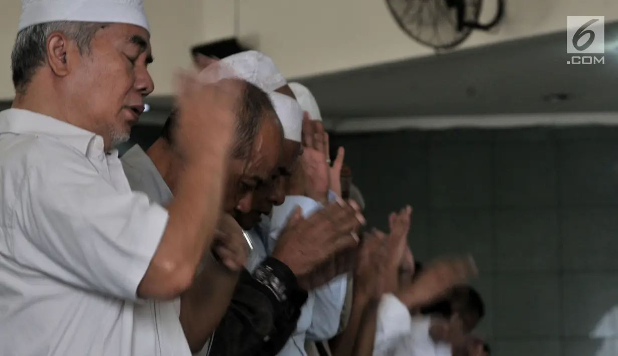Ratusan jemaah saat menunaikan Salat Idul Adha 1439 H di di Masjid Al Furqan DDII, Jakarta, Selasa (21/8). (Merdeka.com/Iqbal S. Nugroho)
