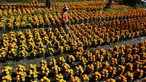 Pekerja menyiram Marigold di sebuah perkebunan di Xochimilco, pinggiran Mexico City, Meksiko, 13 Oktober 2021. Di Meksiko, Marigold juga dikenal sebagai cempasúchil atau bunga kematian dan digunakan pada perayaan Day of the Dead atau Hari Kematian setiap 2 November. (AP Photo/Marco Ugarte)