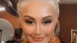 Saking pedasnya komentar netizen, haters Agnez Mo bahkan pernah menyebut penyanyi berusia 36 tahun ini sebagai barbie jelek. (instagram.com/agnezmo)