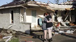 Sedikitnya satu orang dilaporkan meninggal dunia.  (Mike Simons/Tulsa World via AP)