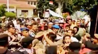 Ratusan pedagang Pasar Sumber terlibat adu jotos dengan Satpol PP yang mengamankan Kantor Bupati Cirebon.