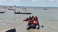 Tim SAR mencari nelayan Surabaya yang hilang saat melaut. (Dian Kurniawan/Liputan6.com)