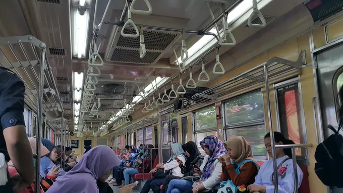 [Bintang] Editor Says: Haruskah Berebut Tempat Duduk dengan Ibu Hamil?