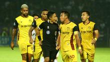 Pemain Persikabo 1973 memprotes wasit yang memberi kartu merah kepada Andy Setyo dalam laga pekan ke-33 BRI Liga 1 kontra Persik Kediri di Stadion Brawijaya, Kediri, Jumat (7/4/2023) malam WIB. (Bola.com/Gatot Sumitro)