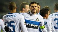 Para pemain Inter Milan merayakan gol ke gawang Empoli pada laga Serie A di Stadion Carlo Castellani, Empoli, Kamis (7/1/2016) dini hari WIB. (AFP/Andreas Solaro)