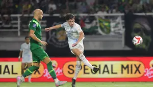 Pemain PSIM Yogyakarta, Cofre Deri Antony (kanan) berhasil melakukan tendangan ke gawang Persebaya Surabaya pada pertandingan pembuka BRI Super League 2025/2026 di Stadion Gelora Bung Tomo, Jumat (08/08/2025) malam WIB. (Bola.com/Abdul Aziz)