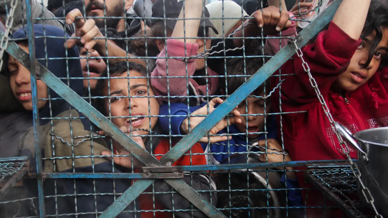 Potret Anak-anak Pengungsi Palestina Antre Pembagian Makanan di Kamp Jabaliya Jalur Gaza