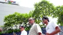 Mantan Wakil Ketua KPK, Bambang Widjojanto (tengah) berjalan meninggalkan Gedung KPK, Jakarta, Jumat (4/3). Kehadiran BW ke KPK buntut dari kebijakan Kejaksaan Agung yang menutup atau mengesampingkan kasus hukum yang menimpanya (Liputan6.com/Helmi Afandi)