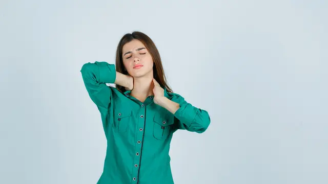 Mengapa Pekerja Kantoran Rentan Mengalami Nyeri Leher? [Dok/freepik.com]