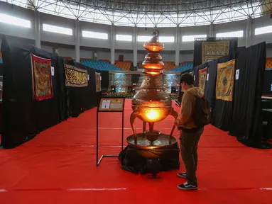 Pengunjung mengamati artefak Nabi Muhammad SAW dan para sahabat serta keluarga saat pameran di gedung Laga Satria, Pakansari, Cibinong, Kabupaten Bogor, Jawa Barat, Jumat (20/2/2026). (merdeka.com/Arie Basuki)