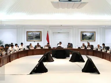  Suasana rapat terbatas di Kantor Presiden Komplek Istana Kepresidenan, Jakarta, Selasa (1/11). Rapat terbatas tersebut membahas perkembangan pembangunan proyek listrik 35.000 MW. (Liputan6.com/Faizal Fanani)