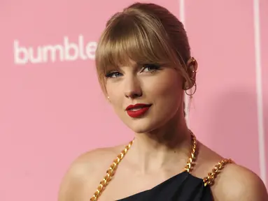 Taylor Swift berpose saat tiba menghadiri Billboard Women In Music 2019 yang digelar oleh YouTube Music di Los Angeles, California (12/12/2019). Taylor Swift cantik memesona dengan jumpsuit biru. (AP Photo/Chris Pizzello)