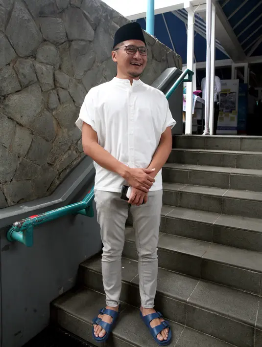 "Oh jauh, jauh (disebut ustaz). Saya ilmunya masih kurang, baca Quran aja masih belum bagus. Ibaratnya masih jauh, masih belum punya ilmunya. Tapi mungkin memberikan masukan-masukan yang baik ya sedikit-sedikit lah," kata Arie. (Nurwahyunan/Bintang.com)