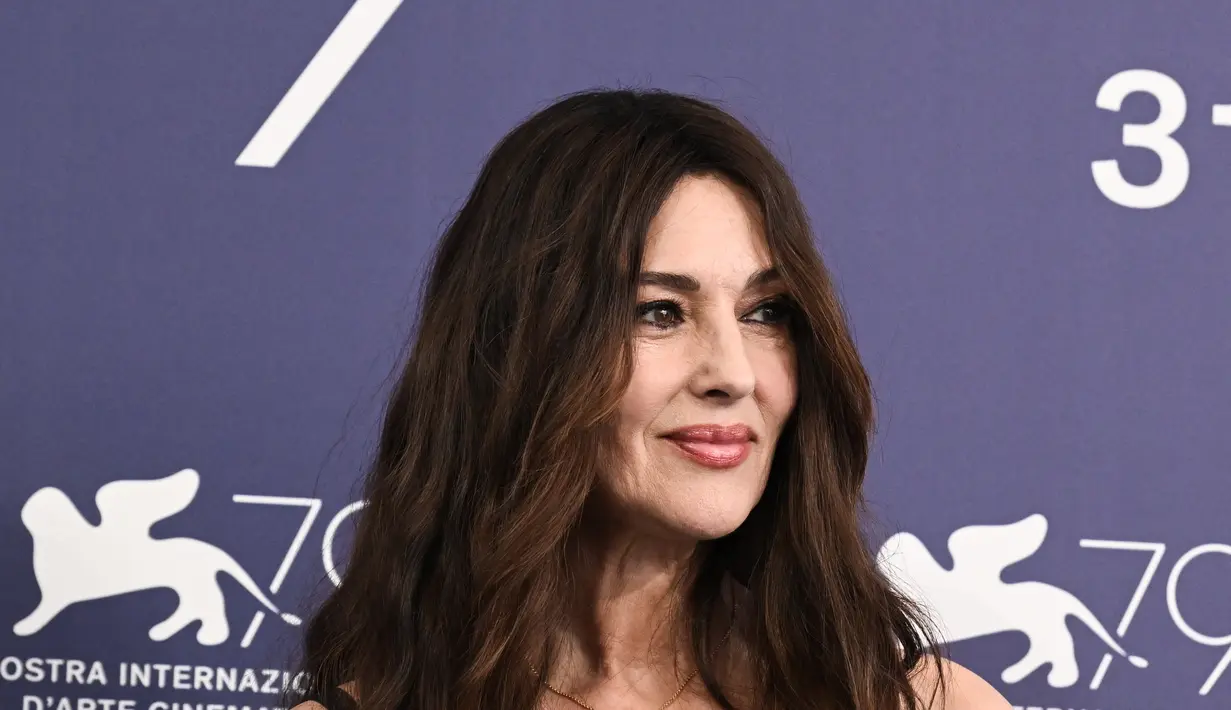 Monica Bellucci berpose saat sesi pemotretan untuk film "Siccita" sebagai bagian dari Venice Film Festival 2022 ke-79 di Lido di Venesia, Italia (8/9/2022). Si cantik ini menata rambut cokelatnya dengan gelombang longgar di atas bahunya. (AFP/Tiziana Fabi)