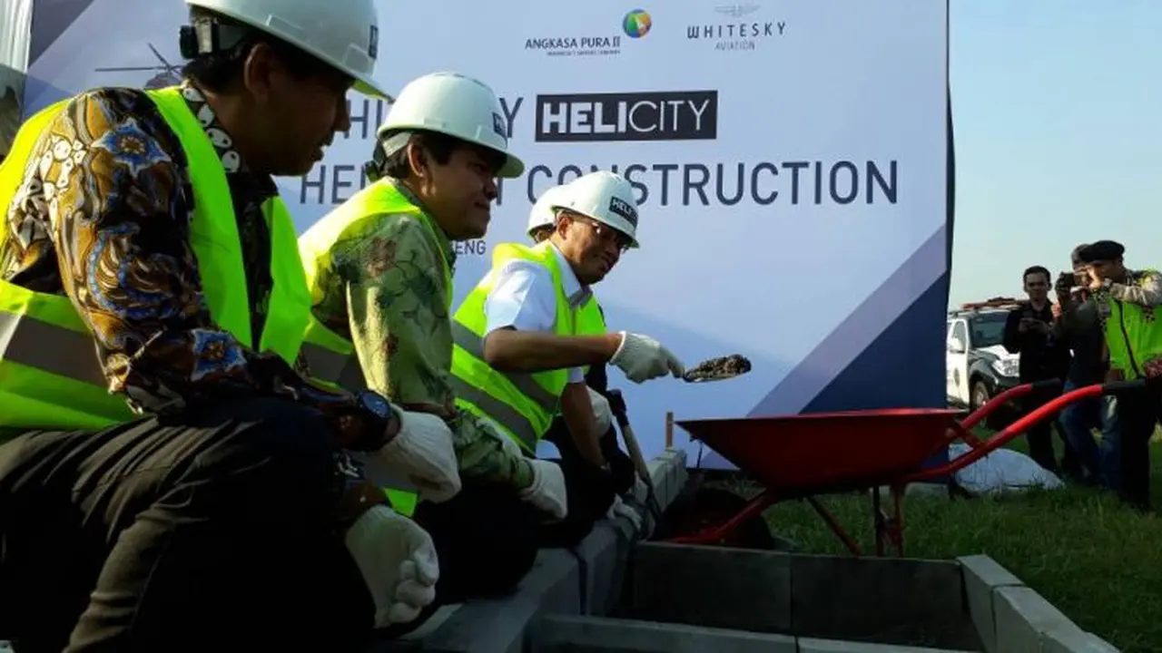  Menteri Perhubungan Budi Karya Sumadi melakukan peletakan batu pertama atau ground breaking‎ pembangunan Bandara Khusus Helikopter di kawasan Bandara Soekarno-Hatta, Cengkareng, Rabu (7/6/2017). (Ilyas/Liputan6.com)