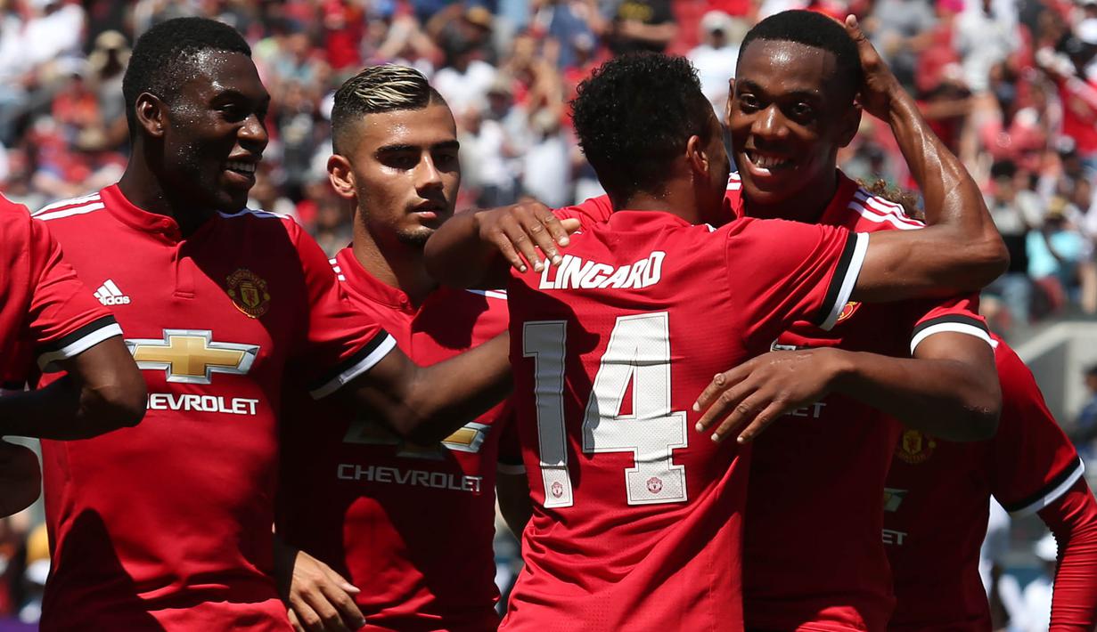 Para pemain Manchester United merayakan gol Jesse Lingard ke gawang Real Madrid pada laga ICC 2017 di Stadion Levi's, California, Minggu (23/7/2017). MU menang atas Madrid 2-1 melalui adu penalti. (AFP/Beck Diefenbach)