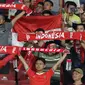 Suporter Tim Garuda membentangkan syal jelang menyaksikan Indonesia melawan Thailand pada laga Grup G Kualifikasi Piala Dunia 2022 zona Asia di Stadion Utama Gelora Bung Karno, Jakarta, Selasa (10/9/2019). Indonesia kalah 0-3. (Liputan6.com/Helmi Fithriansyah)