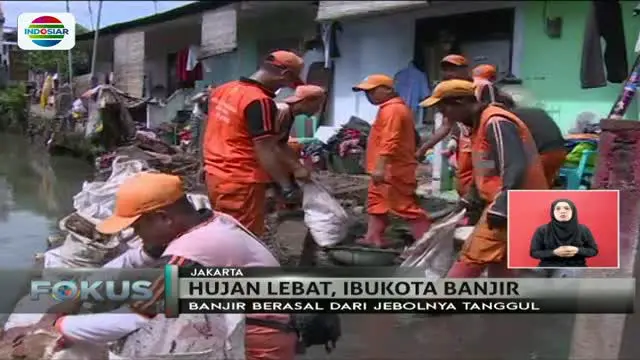 Sepasang suami istri terjebak banjir di rumahnya, Jatipadang, Jakarta Selatan.