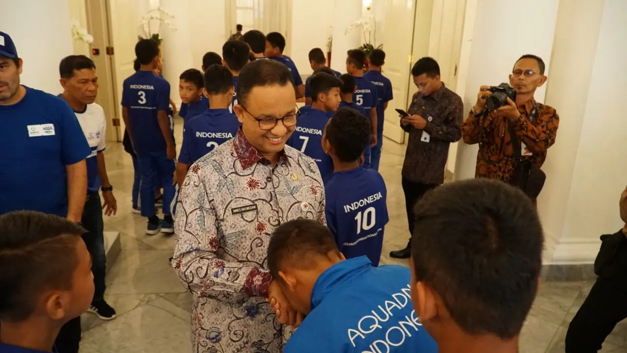 Tim ASIOP APACINTI dan FOSSBI Rajawali Muda berpamitan dengan Gubernur DKI Jakarta Anies Baswedan sebelum berangkat ke Barcelona hari Senin (7/10) minggu depan (Istimewa)