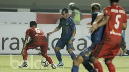 Gelandang Persib, Atep, berusaha melewati pemain Persiba pada laga lanjutan liga 1 Indonesia di Stadion GBLA, Bandung, Minggu (11/06/2017). Skor 0-0 di babak pertama.  (Bola.com/M Iqbal Ichsan)
