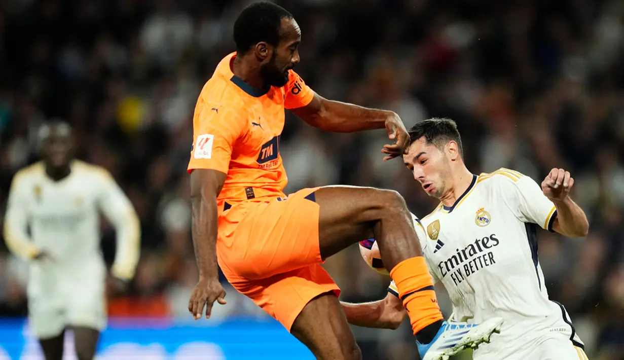 Pesta gol Real Madrid dibuka Dani Carvajal pada menit ke-3. Tembakan kakinya tidak mampu dihalaukiper Valencia Giorgi Mamardashvili. (AP Photo/Jose Breton)