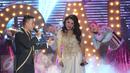 Duet finalis D'Academy 3 dan juri antara Ical dan Rita Sugiarto dalam konser grand final D'Academy 3 di Jakarta, (21/05/2016). Konser Sang Juara akan menentukan siapa yang jadi pemenang Dangdut Academy 3 pada 27 mei nanti. (Liputan6.com/Herman Zakharia)
