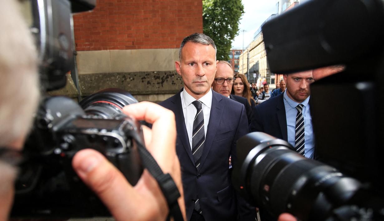 Ryan Giggs meninggalkan Pengadilan Mahkota Manchester Minshull Street, di Manchester (8/8/2022). Giggs diadili atas tuduhan menyerang dan secara paksa mengendalikan mantan pacarnya, dalam kasus yang telah menjungkirbalikkan karir manajerialnya. (AFP/Lindsey Parnaby)
