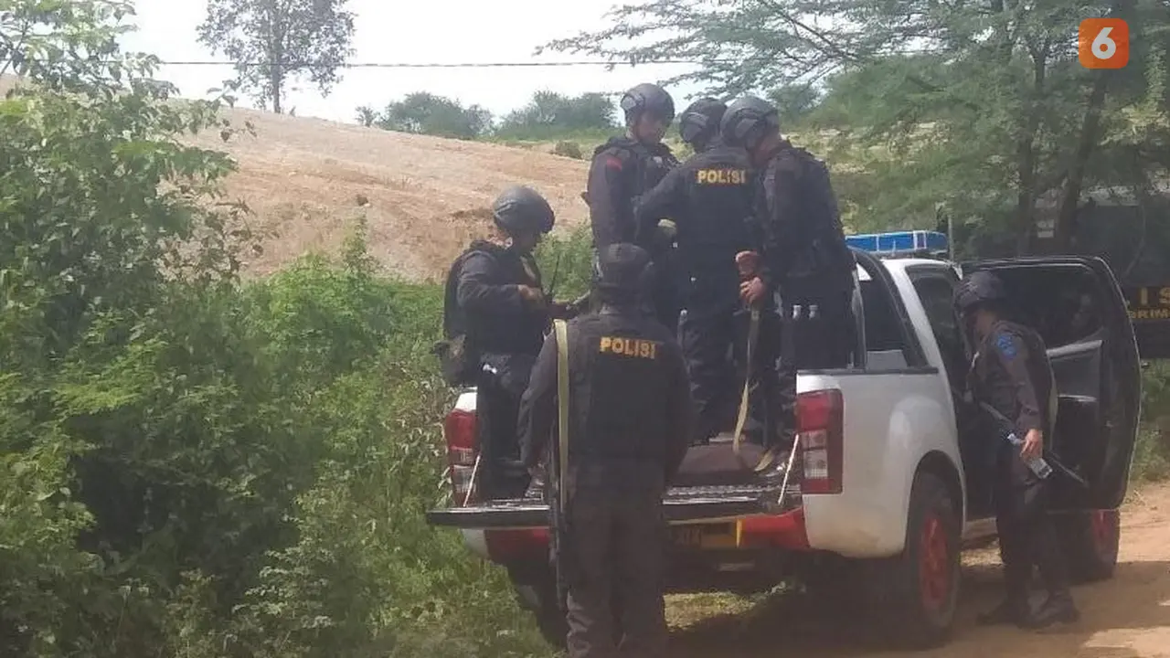 Personel Brimob di perbukitan Kelurahan Mamboro Barat dalam operasi pengejaran seorang terduga teroris