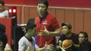 Pelatih Garuda Bandung victor Roring melakukan protes kepada wasit pada lanjutan IBL Reguler Season 2015-2016 di Hall A Senayan, Jakarta, Selasa (12/1/2016). Garuda Bandung menang 67-62. (Bola.com/Nicklas Hanoatubun)