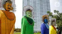 Ondel-ondel raksasa yang dipasang di Taman Ismail Marzuki (TIM), Jakarta, Selasa (22/6/2021). Sebanyak 10 ondel-ondel raksasa setinggi 4,94 meter akan dipamerkan di TIM saat peringatan HUT ke-494 DKI Jakarta yang berlangsung dari 22 hingga 30 Juni 2021. (Liputan6.com/Faizal Fanani)