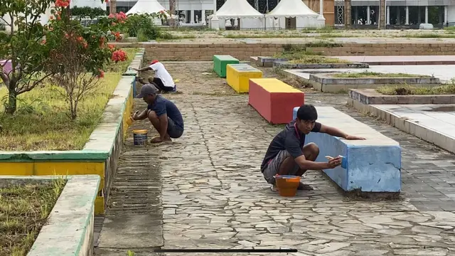 Pembersihan rumput dan rehabilitasi bangunan publik di sekitar tugu eks MTQ Kendari.