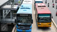 Sejumlah bus Transjakarta melintas di Halte Harmoni, Jakarta, Rabu (6/1/2016). Mulai 17 Januari mendatang, penghuni rusunawa bisa gratis naik bus Transjakarta hanya dengan menunjukan KTP sesuai domisili rusun. (Liputan6.com/Faizal Fanani)
