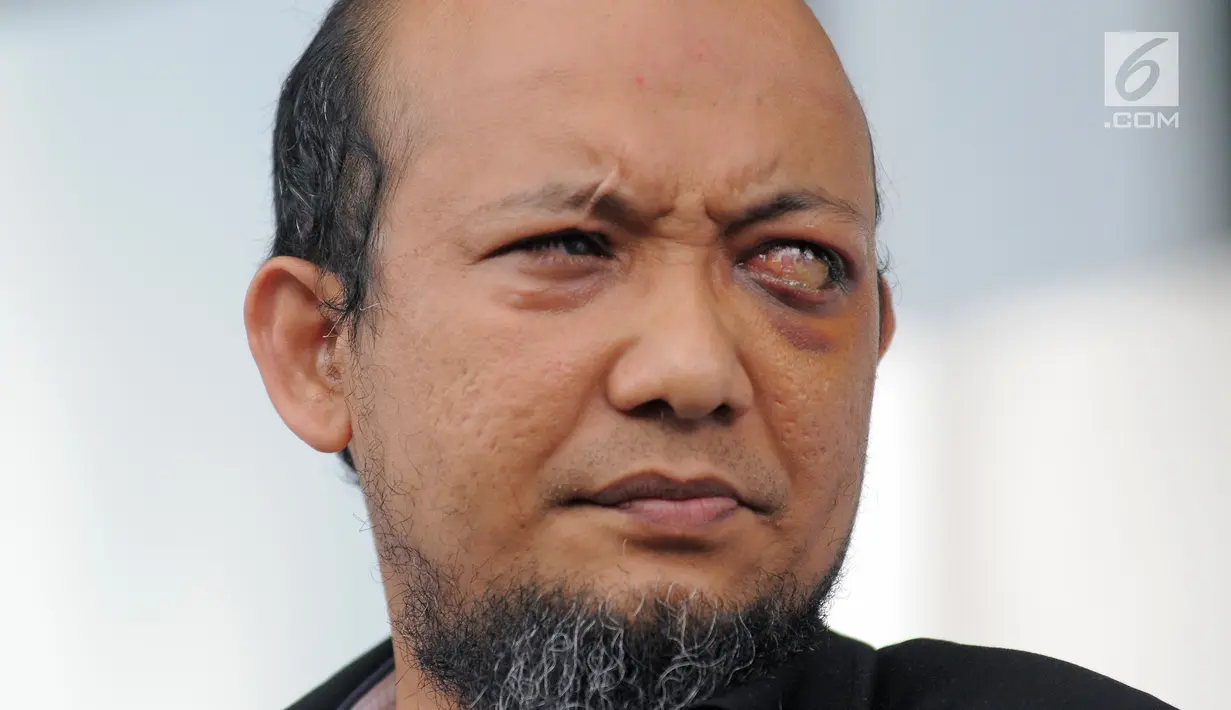 Ekspresi penyidik senior KPK Novel Baswedan saat berada di gedung KPK, Jakarta, Kamis (22/2). Kehadiran Novel ini langsung disambut riuh para pimpinan dan pegawai KPK. (Liputan6.com/Herman Zakharia)