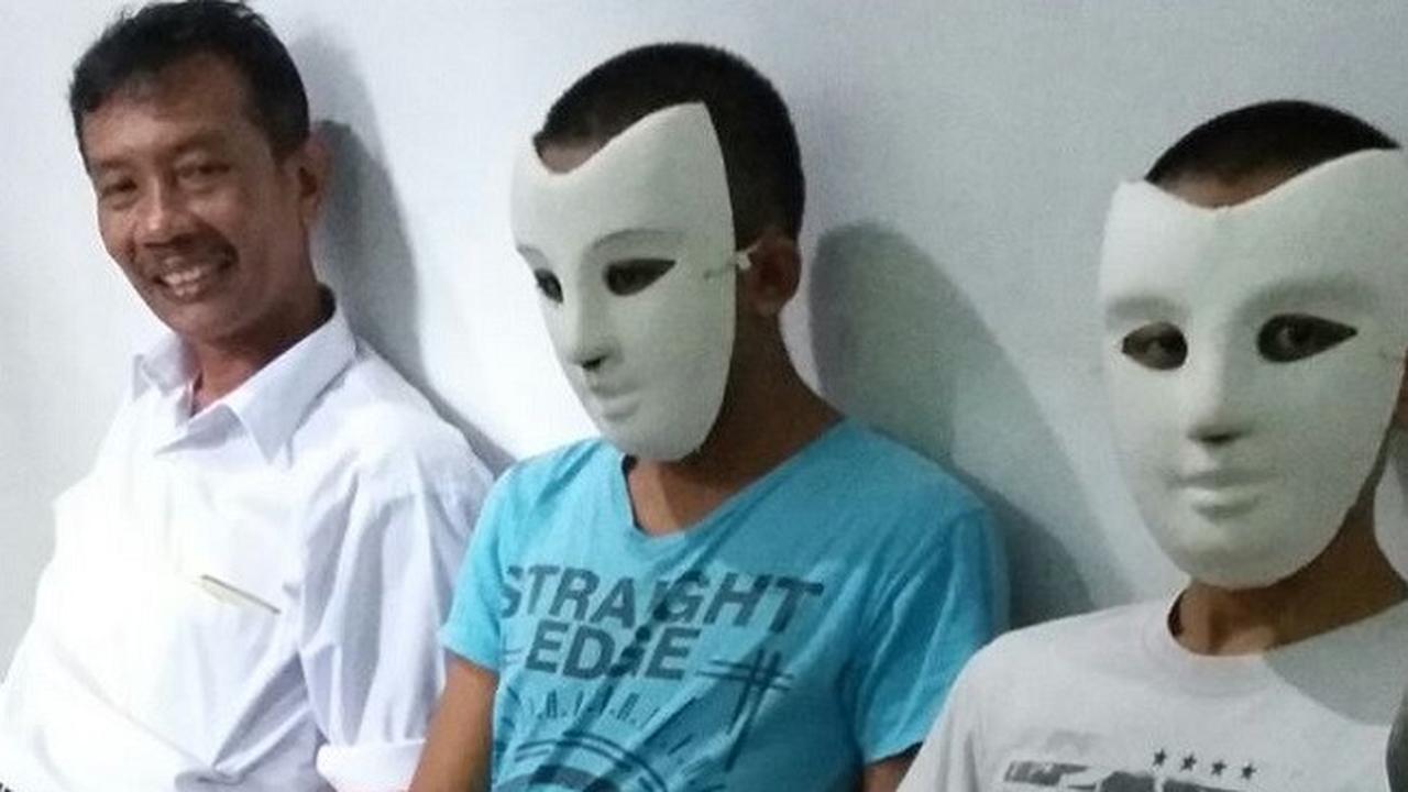 Pasangan Sesama Jenis Jember Menanti Sidang Pemalsuan Identitas