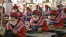Pekerja Pabrik Pakaian Rajut Songyo membuat masker untuk perlindungan terhadap coronavirus baru di Pyongyang (6/2/2020). Wabah yang dimulai dari kota Wuhan di China tersebut telah menyebar ke puluhan negara di dunia. (AFP/Kim Won-Jin)