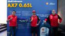 (Kiri ke kanan) Vice President Marketing Lubricants Shell Indonesia Arie Satyanggoro, Ducati Rider Francesco Bagnaia dan Ducati Corse Sporting Director Mauro Grassilli memperkenalkan produk terbaru Shell Advance yaitu Shell Advance AX7 Scooter 10W-30 0.65L pada acara Konferensi Pers Shell Advance dan Ducati Corse di Jakarta (25/09). (Dok. Shell Advance)