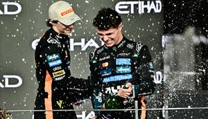 Juara dunia dan pembalap McLaren peringkat ketiga, Lando Norris (kanan), merayakan kemenangan bersama rekan setimnya, pembalap Australia peringkat kedua, Oscar Piastri, di podium pada akhir Grand Prix Formula Satu Abu Dhabi di Sirkuit Yas Marina, Abu Dhabi, pada 7 Desember 2025.
(Giuseppe CACACE/AFP)