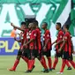 Kapten tim Persipura, Boaz Salossa (tengah) memberi arahan saat jeda laga pembuka turnamen Piala Presiden 2017 melawan PSS Sleman di Stadion Maguwoharjo, Sleman, Sabtu (4/2). Laga berakhir imbang 0-0. (Liputan6.com/Helmi Fithriansyah)