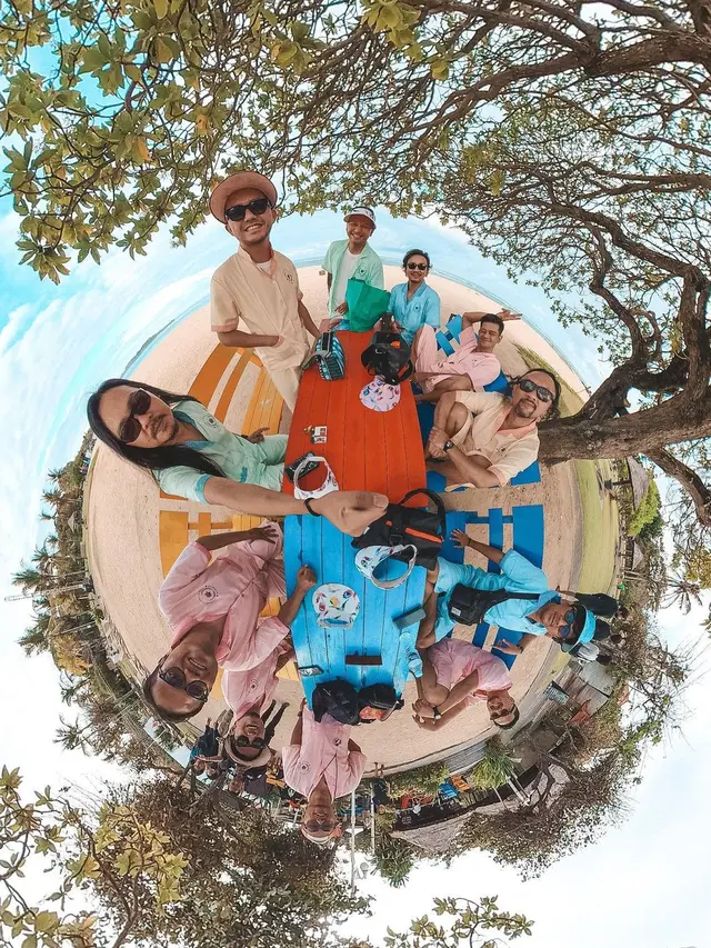 The Prediksi jadi baby sitter (Instagram @theprediksi_)