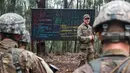 Instruktur Staff Sersan Shaun Thompson, saat memberikan pengarahan pada tentara dari Combat Team Divisi Infanteri 1 Stryker Brigade Angkatan Darat AS yang mengikuti pelatihan perang hutan di Schofield Barracks, Hawaii, 1 Maret 2017. (AP/Daniel Lin)