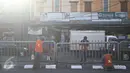 Sejumlah pekerja melakukan pengecatan pembatas jalan di kawasan Pasar Minggu, Jakarta Selatan, Rabu (26/10). Pengecatan dilakukan sebagai bentuk perawatan agar pagar pembatas tetap rapi dan tidak tampak kusam. (Liputan6.com/Immanuel Antonius)