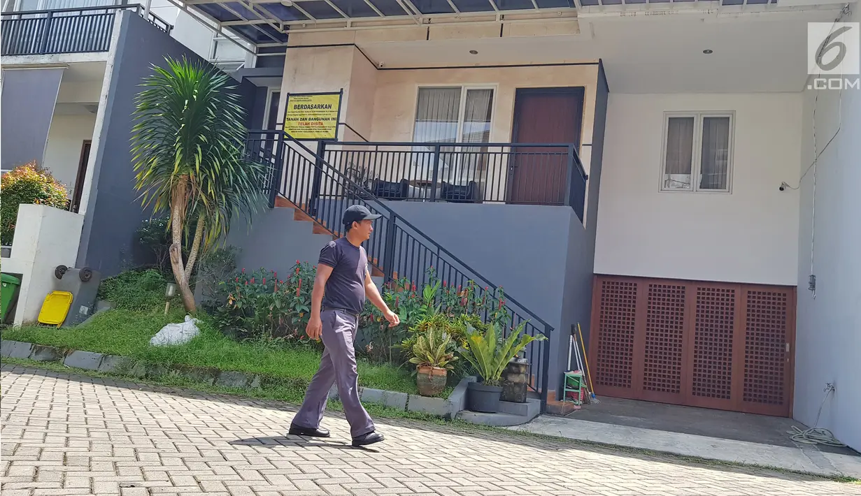 Seorang pria melintas di depan rumah mewah bos Abu Tours, Hamzah Mamba di Cinere, Depok, Jumat (6/4). Rumah yang harganya berkisar Rp 7 miliar itu telah disita oleh Direktorat Kriminal Khusus Polda Sulawesi Selatan. (Liputan6.com/Herman Zakharia)